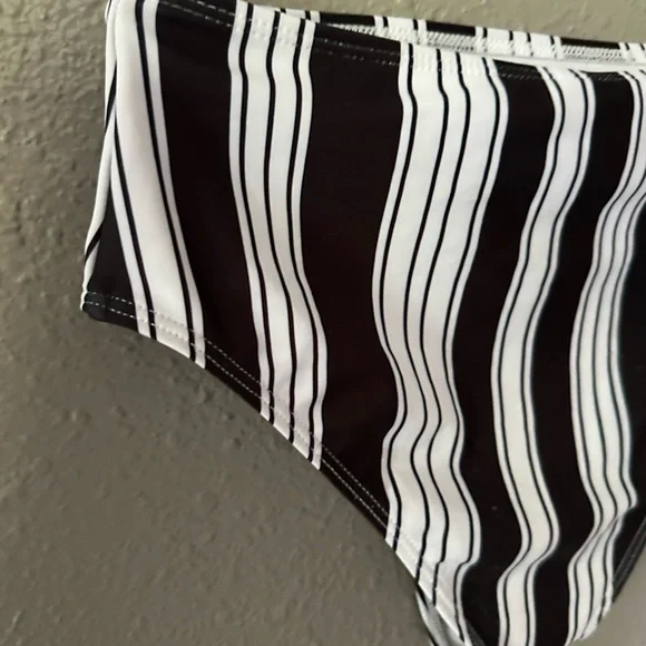 SHEIN Woman’s Size S Two Piece Bathing Suit Black and White NWOT - Picture 12 of 14